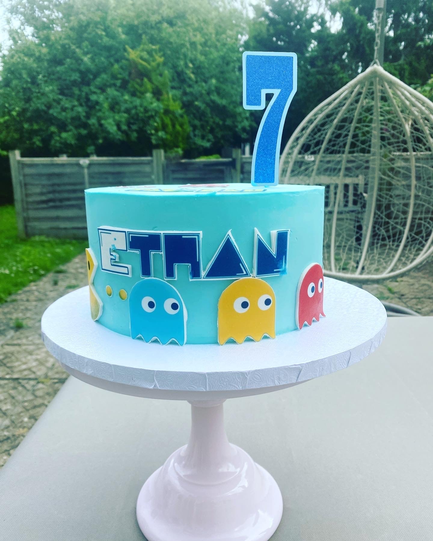 Pac-man buttercream cake