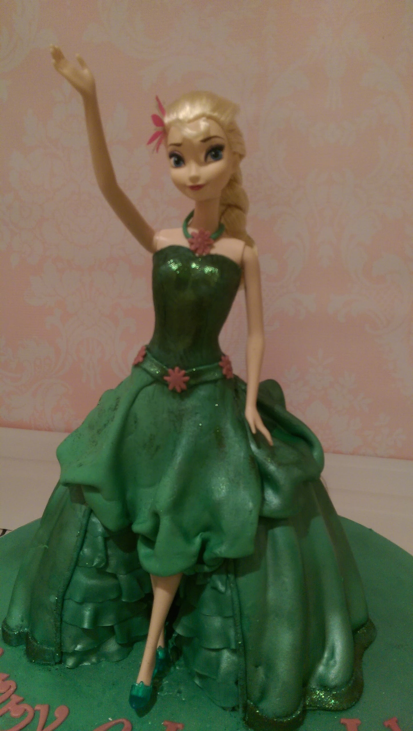 Green Elsa doll cake