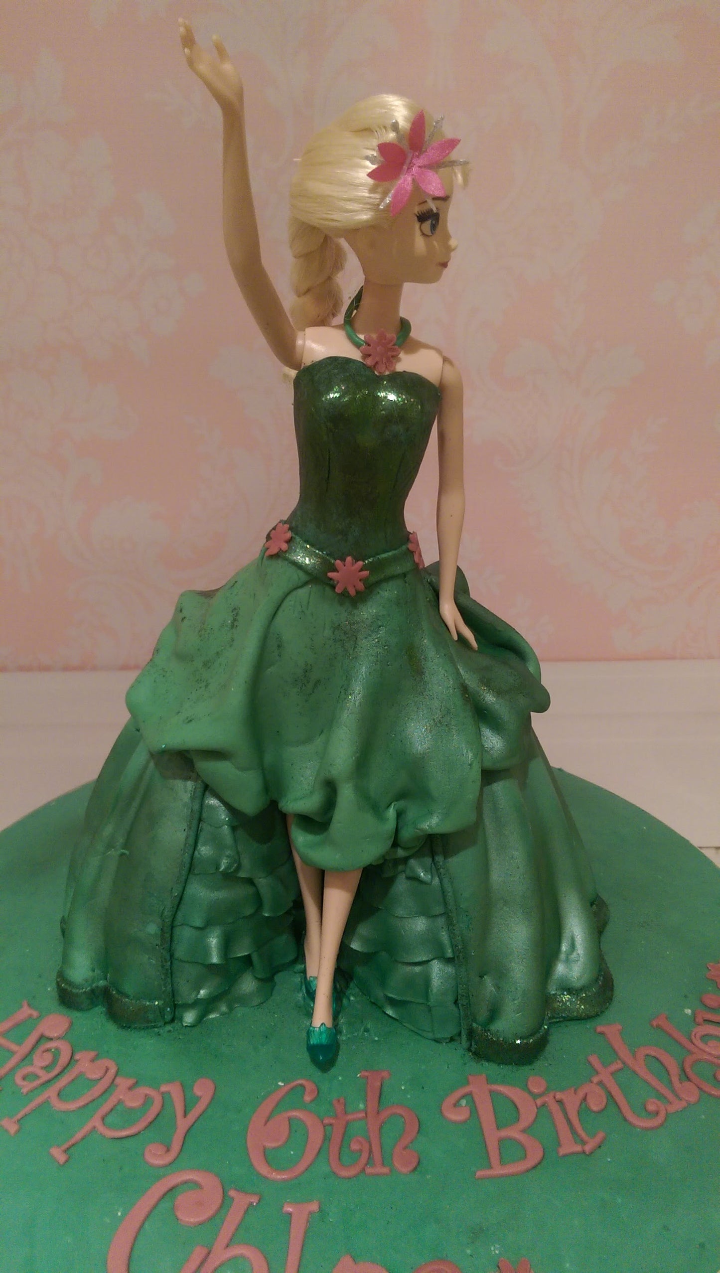 Green Elsa doll cake